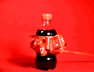 輕輕一拉瓶標(biāo)，可樂(lè)秒變新年禮物！